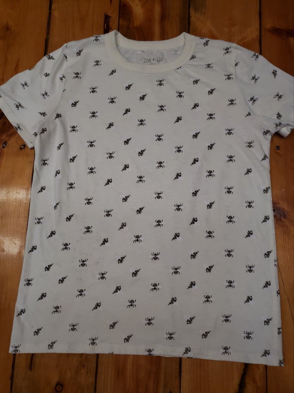 Zoe + Liv White Bumble Bee Print Short Sleeve Tee Top Size Small Allover